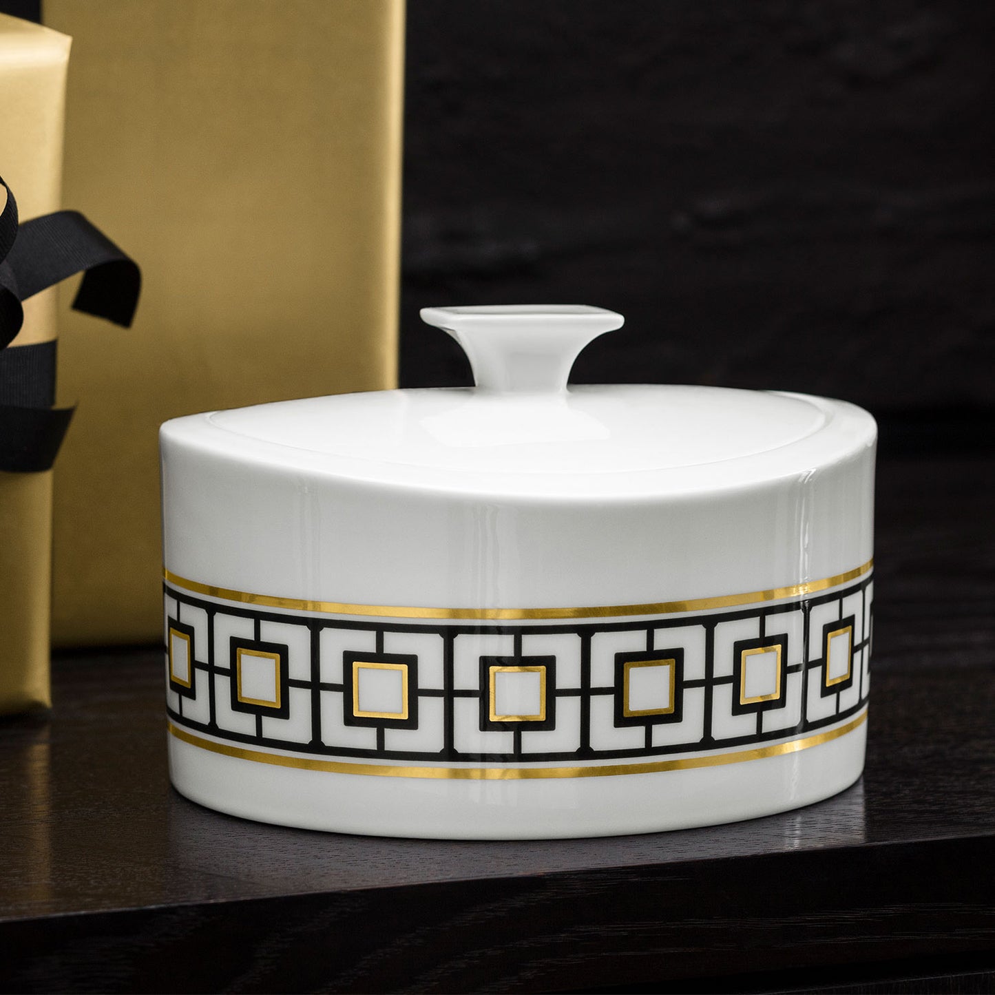 MetroChic Gifts porcelain box 0.8L